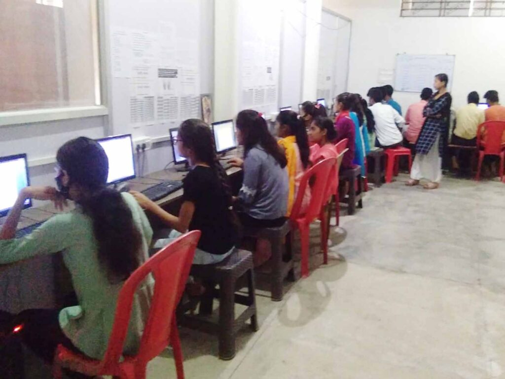 Girls learning computer in Mandla