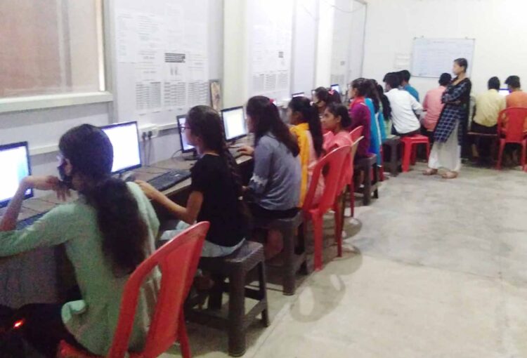 Girls learning computer in Mandla